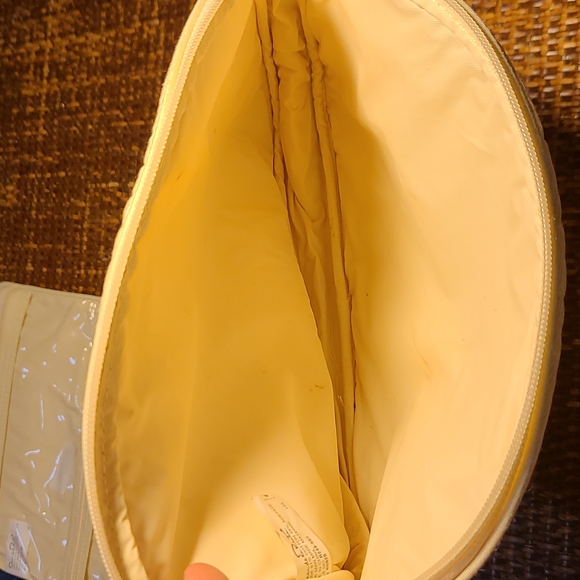 2 piece Oscar de la Renta cosmetic bags - Picture 7 of 9